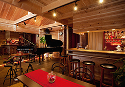 楽器を守る調湿性と音の抜けの良さが抜群！ピアノ教室兼コンサートホール