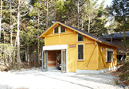 休日は仲間が集まりバーベキューパーティー。仲間と趣味を楽しむ憩いの場